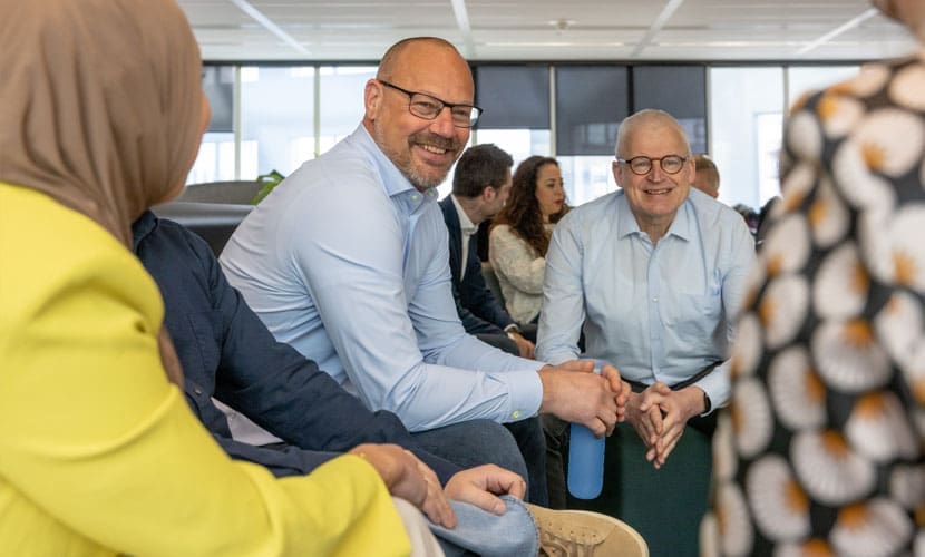 Collega's die samen lachen en bijkletsen