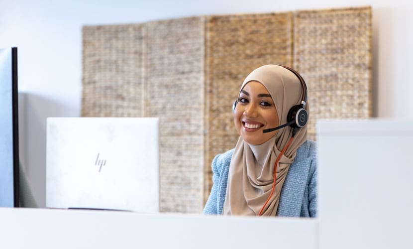 Medewerker werkt en belt achter computer