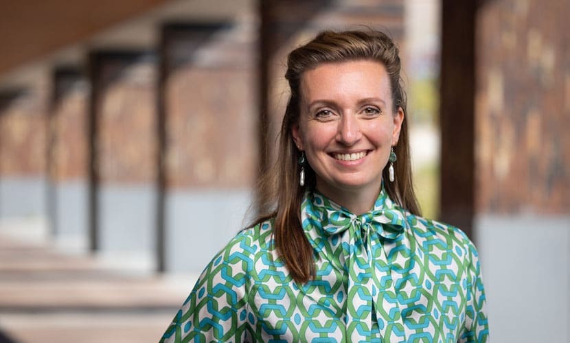 Sfeerbeeld buiten van vrouw in een groene blouse