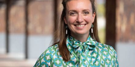 Sfeerbeeld buiten van vrouw in een groene blouse