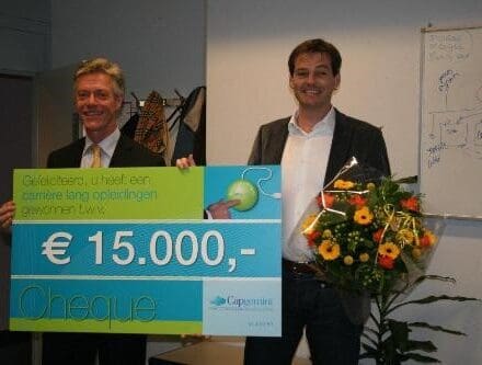 Uitreiking cheque Jean capgemini academy