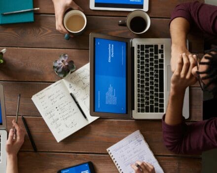 collega's overleggen terwijl ze kijken naar een presentatie