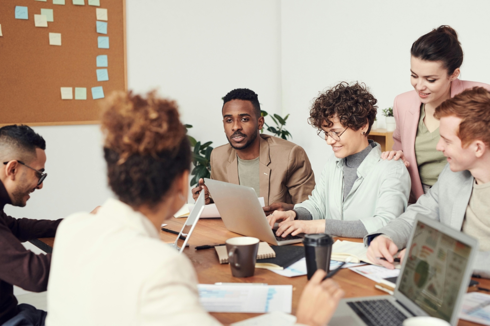 collega's zitten aan een bureau en overleggen