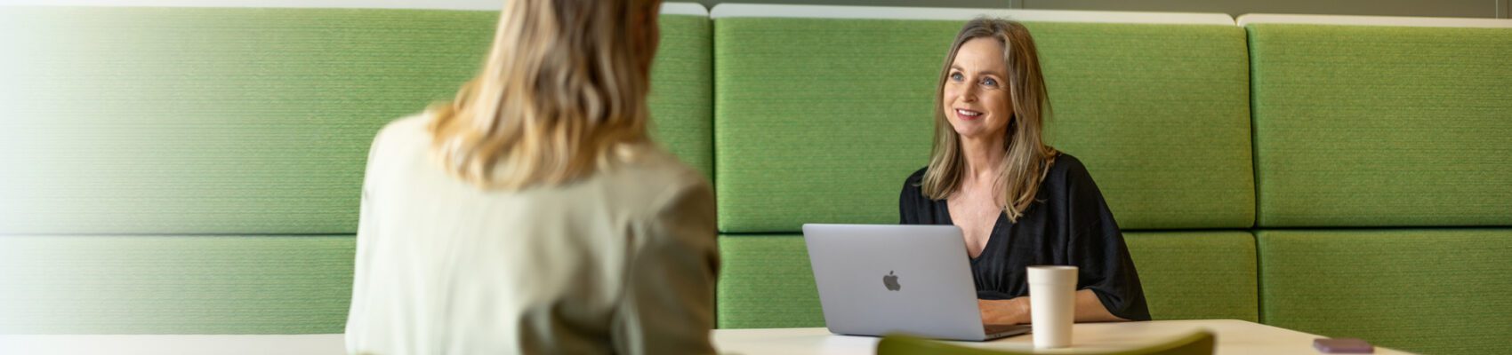 twee vrouwen in modern kantoor