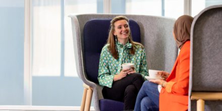 collega's drinken koffie en hebben een gesprek