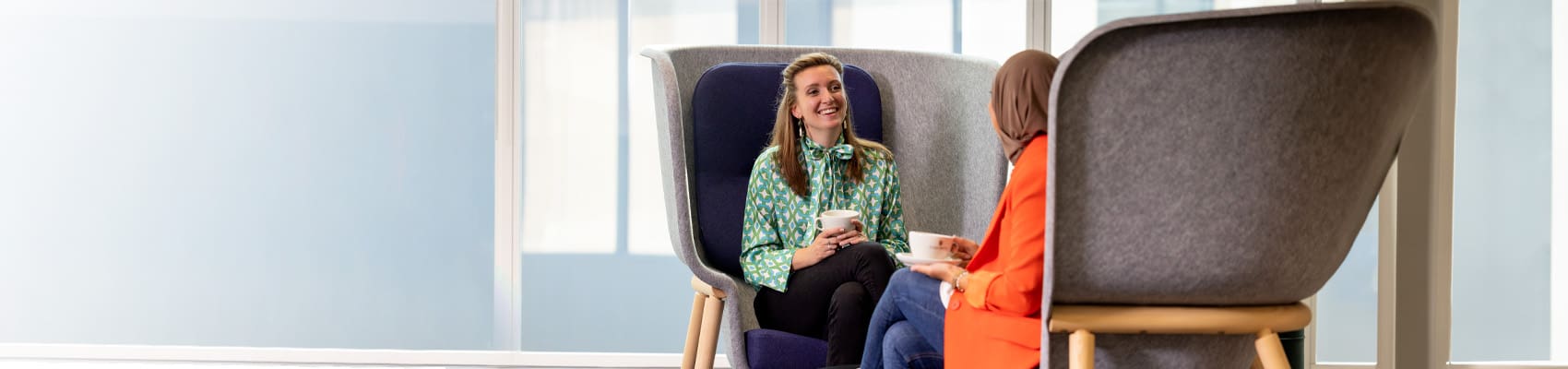 collega's drinken koffie en hebben een gesprek